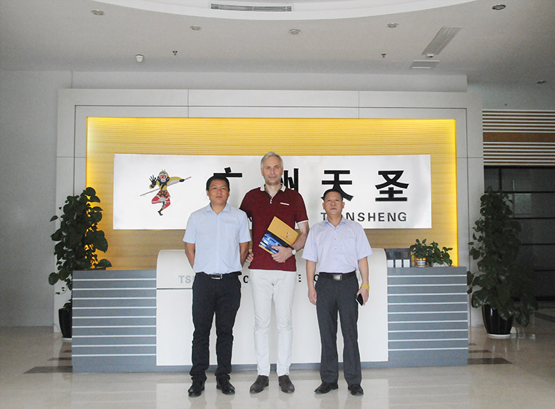 金年会app卢启南营销总监(左)、IPEC集团Ivan经理(中)与王总(右)合影留念